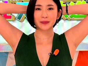 Une femme asiatique séduisante avec des petits seins raconte une bite