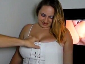 Une blonde nympho aux gros seins révèle sa passion pour les queues