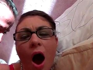 Une bourgeoise mature se fait baiser le cul par un chauffeur de taxi