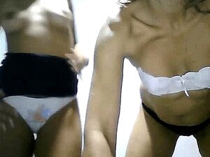 Deux Latinas en chaleur se lèchent l'une l'autre