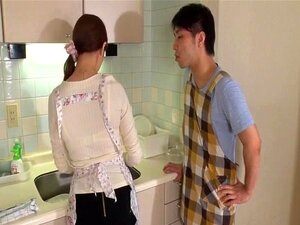 La femme, Rina Koda, s'occupe de trois queues affamées