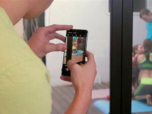 Le beau-frère pervers espionne ses jolies demi-sœurs maigres. Le