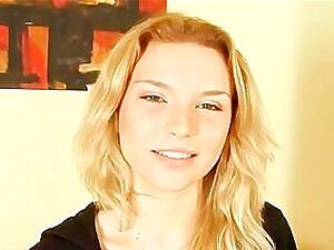 une blondinette parfaite se masturbe en solo