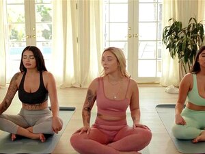 Une instructrice de yoga blonde aide ses clients latinas à faire des