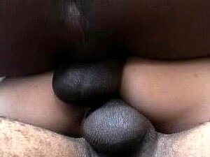 Des hommes noirs baisent une nana blanche