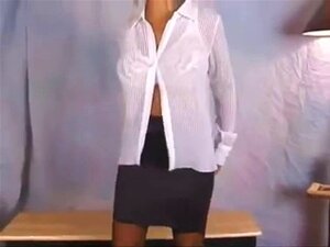 Laissez-vous charmer par les courbes envoûtantes et les atouts