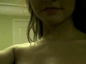 Salope amateur russe taquine en cam