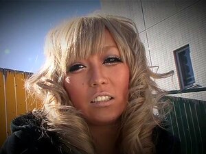 La fille japonaise incroyable Rina Aina dans le clip de masturbation