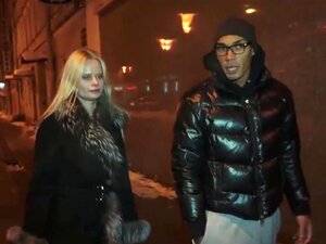 Sexe occasionnel interracial. Que fait une blonde curieuse quand un