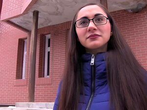 Agent Public fraîchement russe avec des lunettes baisant une grosse