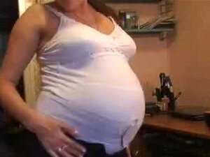 Belle fille enceinte en cam. Une mignonne brune se met à ses