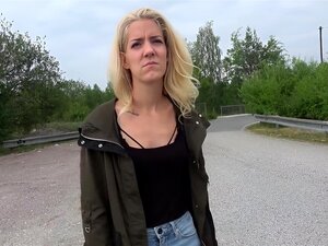 Agent Public Baise en plein air pour une belle blonde perdue et mince