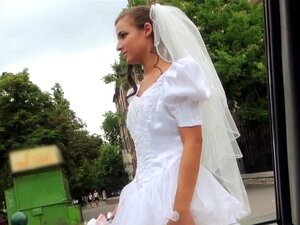 Fellation de mariée rejetée dans une voiture en public