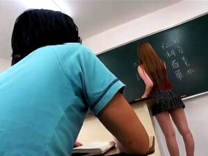 Une étudiante asiatique est sexy