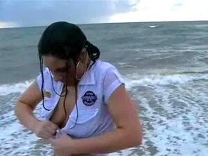 Baignade d'hiver Crystel Leis masturbation sur la plage et jeux en