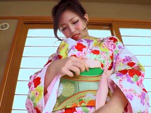 Une salope, douce kimono avec un cul bien ferme chevauche une bite