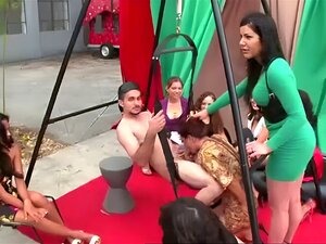 Un mec CFNM sucé et baisé par des filles amateurs en public. Film
