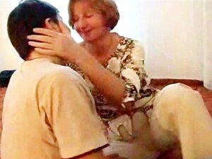 Cougar baise un jeune homme par terre