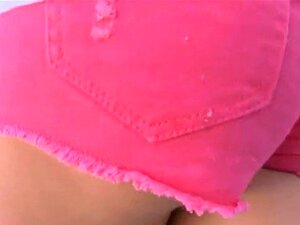 Découvrez un plaisir ultime alors qu'elle dévore habilement une