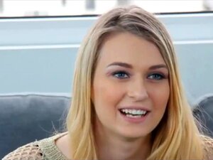 Une magnifique blonde mignonne adore baiser. casting d'une nouvelle