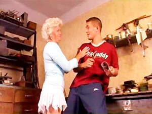 Mamie coquine aime l'anal