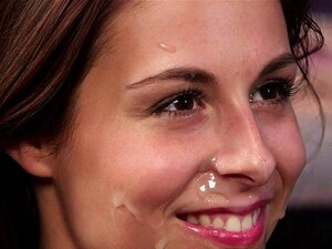 Beauté britannique facialisée baisée par derrière. Beauté