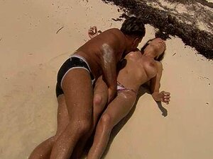 Bombe sexy avec de gros seins, sexe sur la plage, pipe et éjaculation