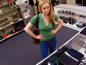 Une jolie blonde vend ses affaires et se fait baiser par un pion dans