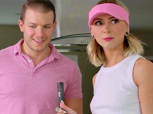 Un trou serré et poilu rencontre une demi-demi-soeur en mini-jupe