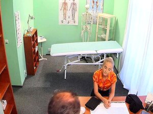 Le docteur baise la femme mince de son patron
