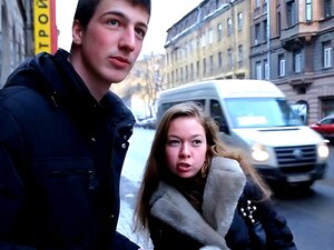 Après la douce fellation, une sale garce reçoit un sexe passionné