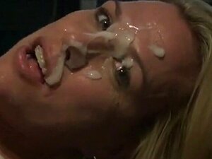 Une MILF cochonne prend une giclée de foutre gluant. Une MILF