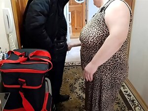 Le Coursier A Apporté De La Pizza, Je Suce Sa Bite Et Lui Donne Ma