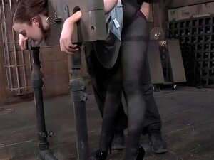 Plongez dans le plaisir ultime de 'Pillory Screw' ! Explorez les