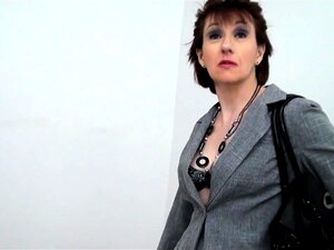 Cougar amateur sulfureuse en bas résille devient sauvage sur une