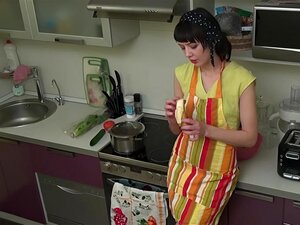 Petite femme au foyer aux cheveux courts en talons hauts frotte sa