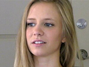 Une bimbo adorée profite d'une pipe. Des nanas jolies et chaudes se