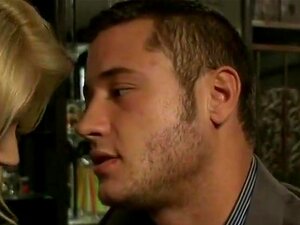 Souple blonde coquine suçant une grosse bite. Blonde pulpeuse avec