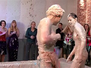 Sexe mouillé fantastique sur le court. Amour lesbien pour poser nue