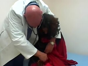 Une fille indienne fraîche et très chaude se fait lécher et baiser.