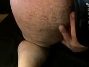 Un séduisant étalon amateur joue avec des jouets et se caresse avant