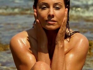 Une mignonne en bikini sexy se déshabille complètement près de la