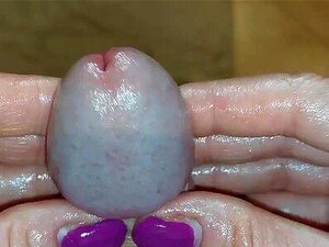 Deux mains gland se bordant par derrière. Wow il a un sexe sensible !