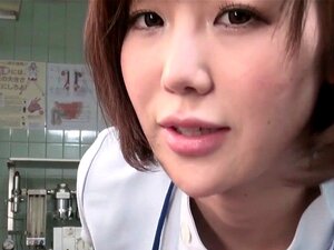 Une doctoresse japonaise CFNM sous-titrée fait une branlette à un