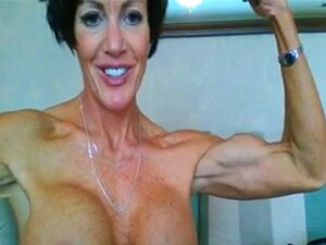 Femme mature musclée se pliant. Femme mature en webcam avec des
