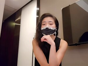 Une mignonne séduit un mec en chaleur. Une jolie nana avec une belle