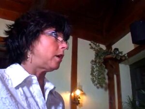 Une serveuse mature et chaude sert un client. Une serveuse mature et
