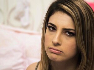 Melissa se chevauche jusqu'à l'orgasme sur la langue de Veronica
