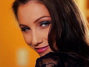 La mannequin brune sexy Celeste Star se montre