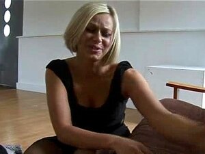 Anna Joy adore donner une branlette sévère à un pervers